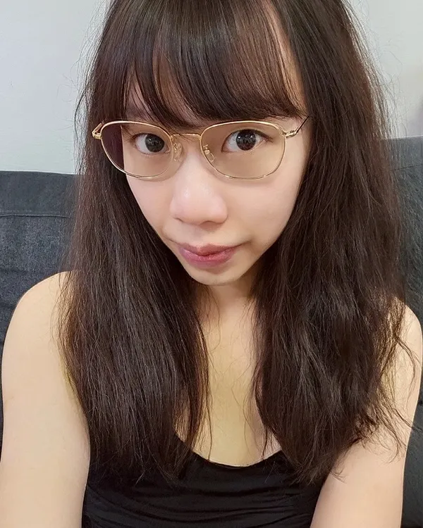 松音 dseditor 的創作者肖像：留著深色長髮、配戴金框眼鏡，面向鏡頭的近身自拍