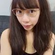 松音 dseditor 的創作者肖像：留著深色長髮、配戴金框眼鏡，面向鏡頭的近身自拍