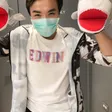 簡昭漢的 YouTube 頻道肖像：戴著口罩、雙手套著灰白鯊魚手偶，站在深色室內背景前