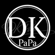 本人 YouTube 頻道頭像：白色細線圓框內是襯線體大寫「DK」，下方小字「PaPa」，襯在深灰底上，背後疊著一圈淡灰的手寫體簽名