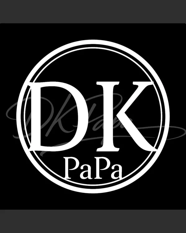 本人 YouTube 頻道頭像：白色細線圓框內是襯線體大寫「DK」，下方小字「PaPa」，襯在深灰底上，背後疊著一圈淡灰的手寫體簽名